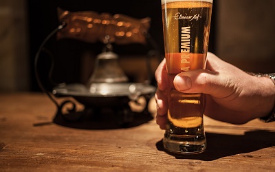 Bier trinken am Stammtisch