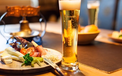 Brettljause am Stammtisch