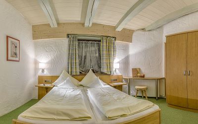 KB: Schlafzimmer (links)