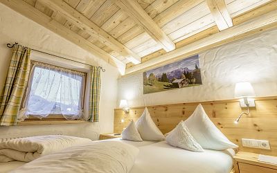 Going: Zirbenholz-Schlafzimmer